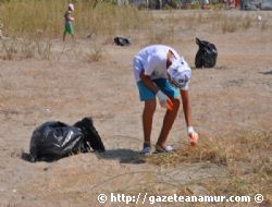 Sahilde G�n�ll� Temizlik