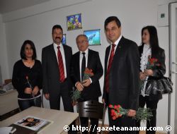 MHP'den Tam Kadro Kutlama